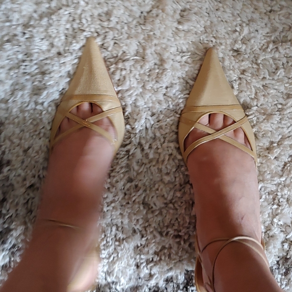 Manolo Blahnik tan linen kitten heel slingbacks, patent leather trim - Picture 4 of 5